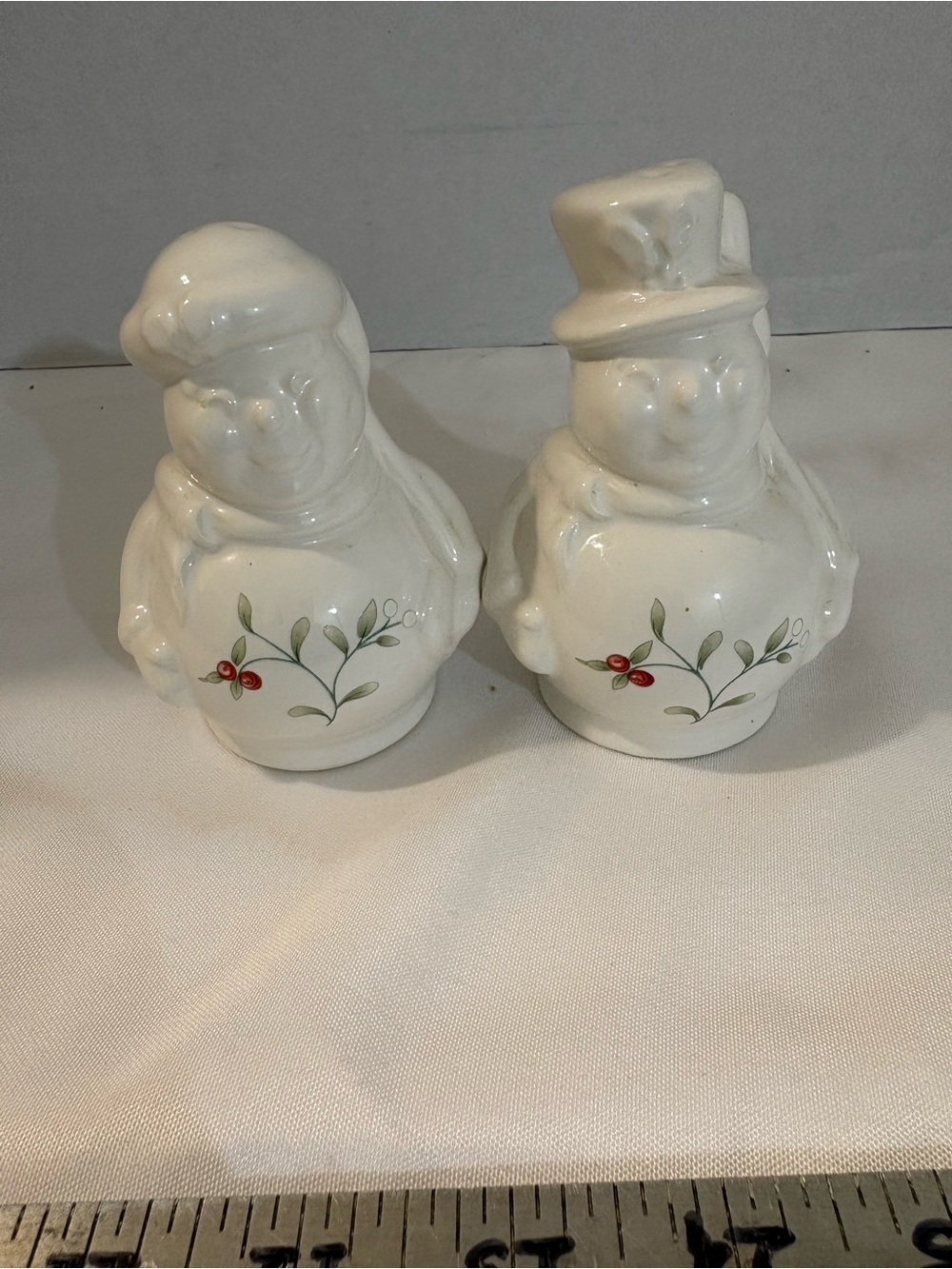 Pfaltzgraff Winterberry snowman salt & Pepper shaker festive holly and berry 2PC